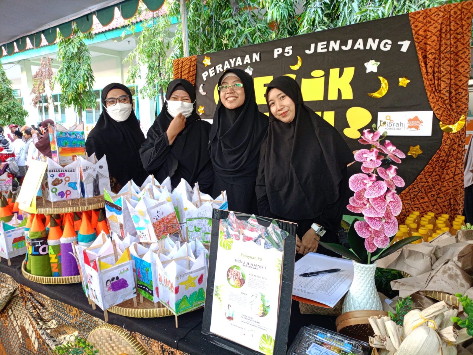 Salah satu stand bazar komite SDIT Al Ibrah (Janan/JSIT-JATIM)